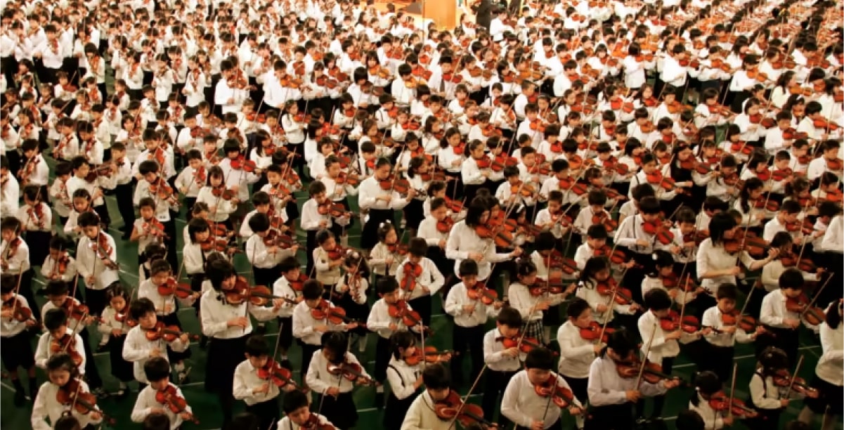 Học sinh biểu diễn tại Suzuki Method Grand Concert ở Tokyo năm 2007.